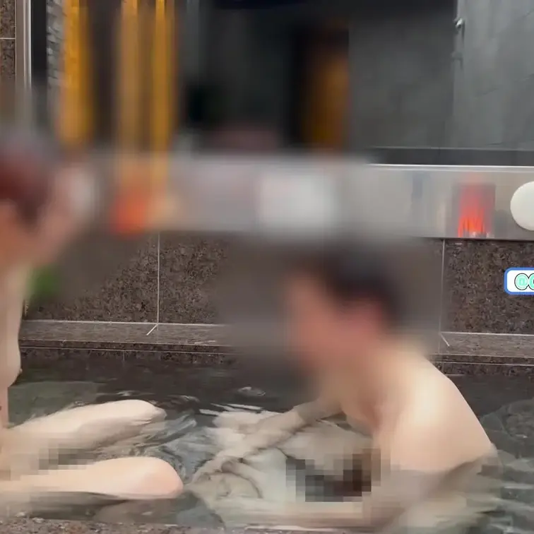 水中おなら！頭を突っ込んで水に沈めてあげた笑