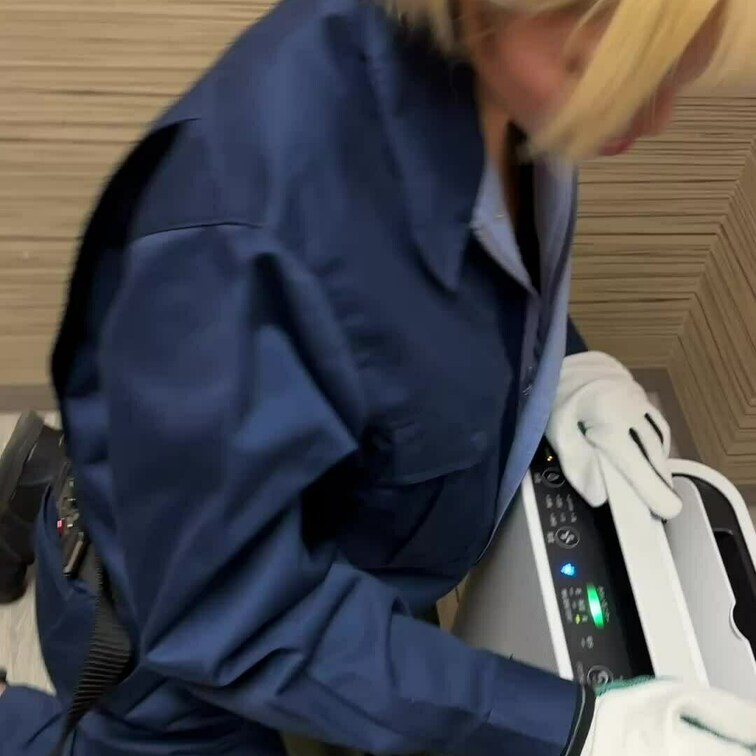 こんばんは〜！
お客さんの大切な清浄機だから、そ～っと優しく扱ってます✨👷‍♀️💖