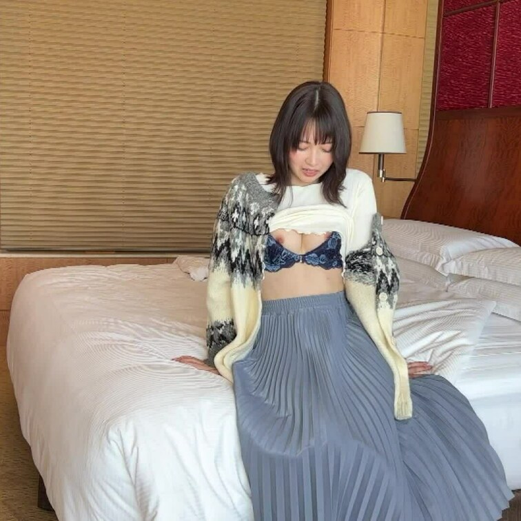 今回は感度ビンビンな美女OLさんです！！
ホテルの部屋で集合するも、「こういうところ初めてです…」とオドオドしている様