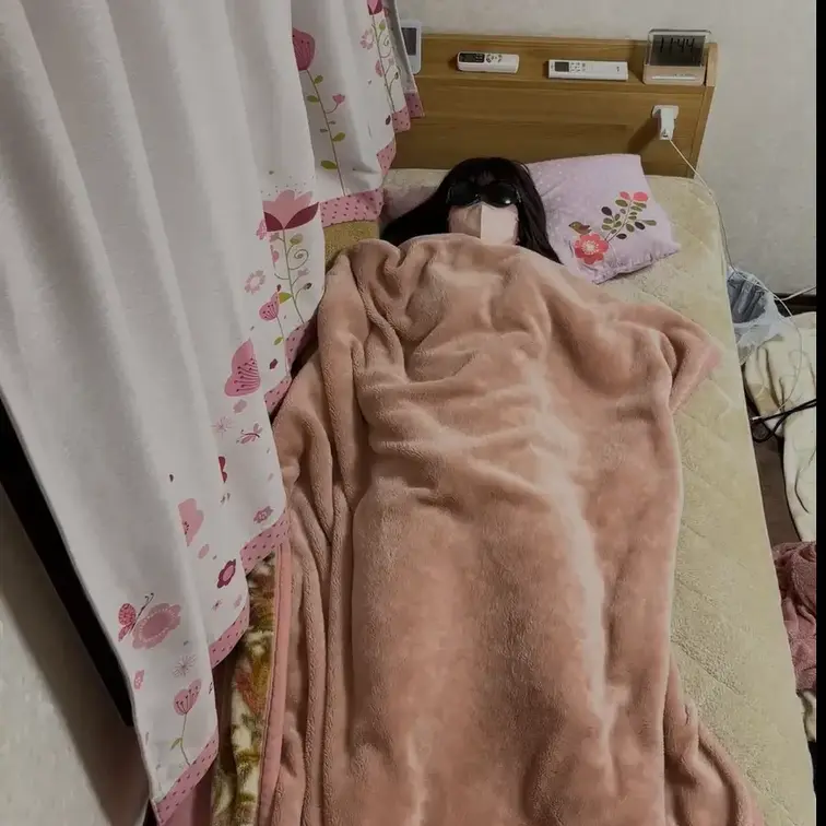 3枚の柄の違う毛布の中で下着姿でオナニーする

途中まで頭を出していてその後に全身毛布をかぶって股間がモゾモゾ動いて