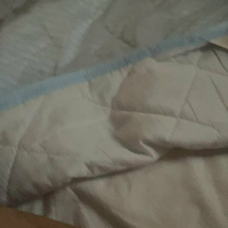 事後にお腹に出した精子を拭いてます✨