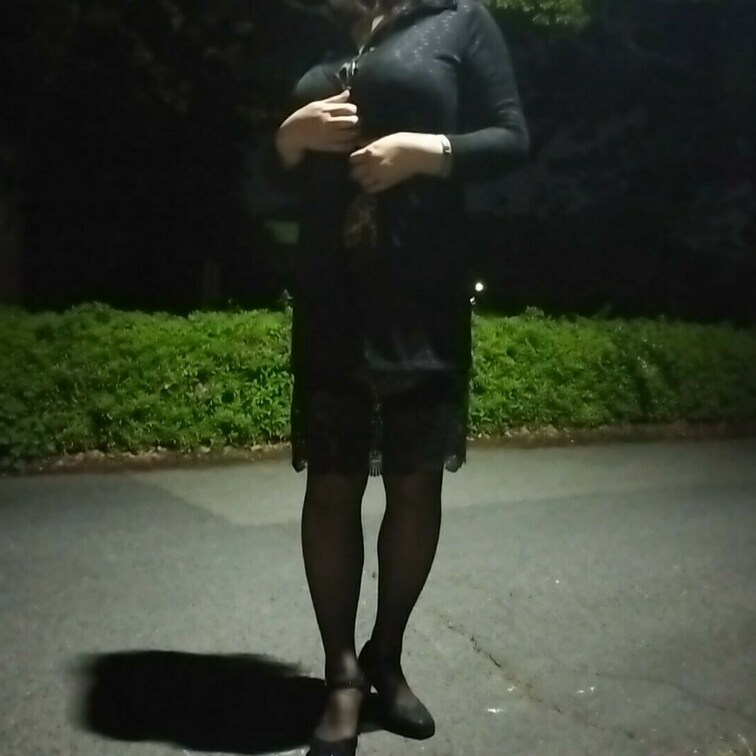 透け透けトップス
カップレスブラ
透け透けスカート
夜の公園で露出