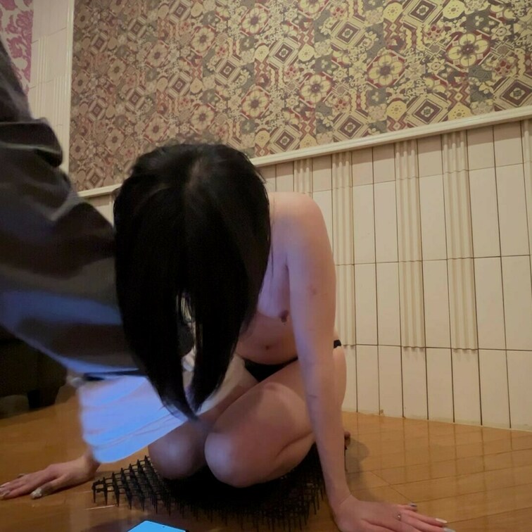 猫除けの上に正座🐰Aアングル