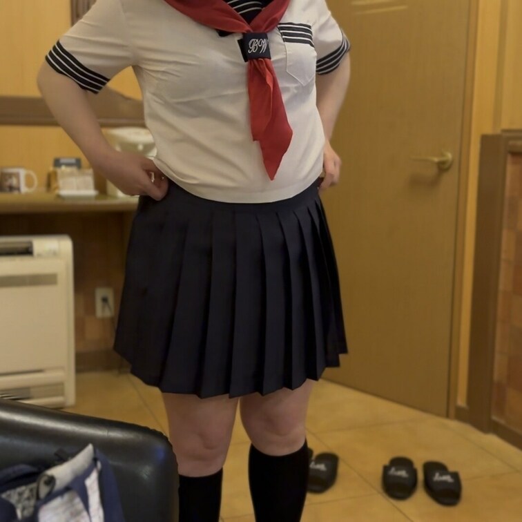 ハメ撮り個撮してます。
いつでも、中出し、大好きな、
ユウカさんの登場です。
私服から、セーラー服への生着がえ。