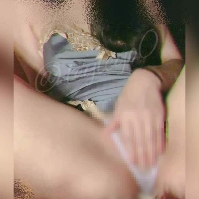 透け透けパンツの上からｻﾜｻﾜ💗
してたらおさまらなくなって中に手を入れちゃって…🫣///
パンツずらしてくぱぁする