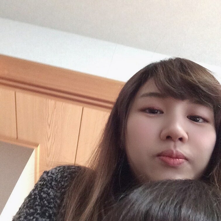 あけましておめでとうございます(*´꒳`*)

帰省中で下から謎のショット！
写ってる頭は○○○♡