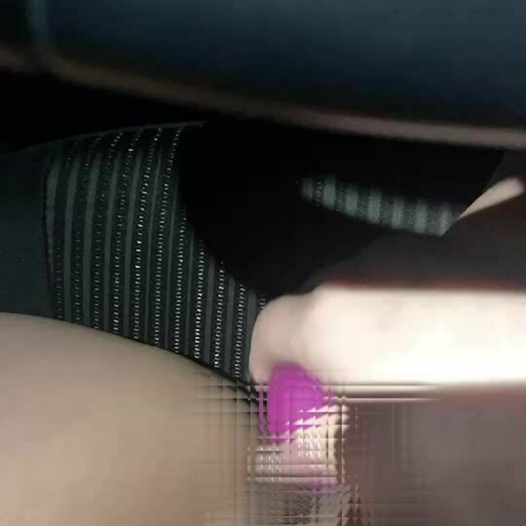 変態女が車でオナ二ーしてます🫣車内の電気をつけて外から丸見えオナ二ー♥️お気に入りの玩具がいやらしいお汁で真っ白になっち