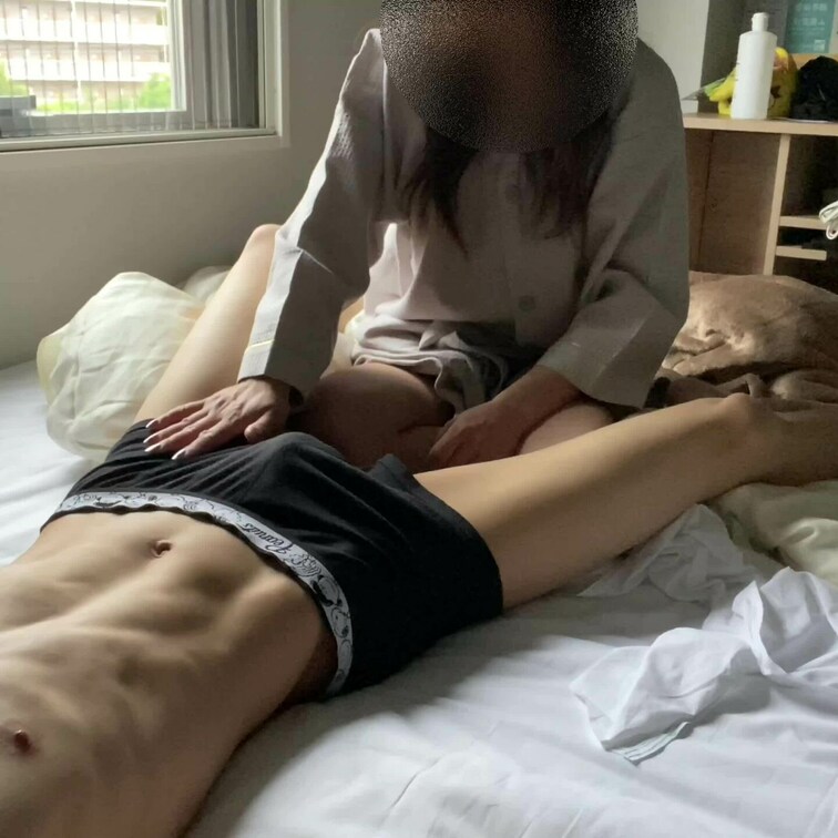 すやすや気持ちよく寝てる彼にイタズラしちゃった😛

朝立ちしてる敏感なおちんちんをしこしこ🫢
何度も寸止めさせてイ