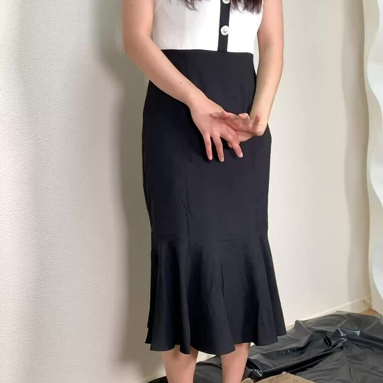人妻さんにリモコンローターを付けたまま脱衣です！
気持ち良いのを堪えながら、喘ぎながら全裸になるまで脱いでいくところは