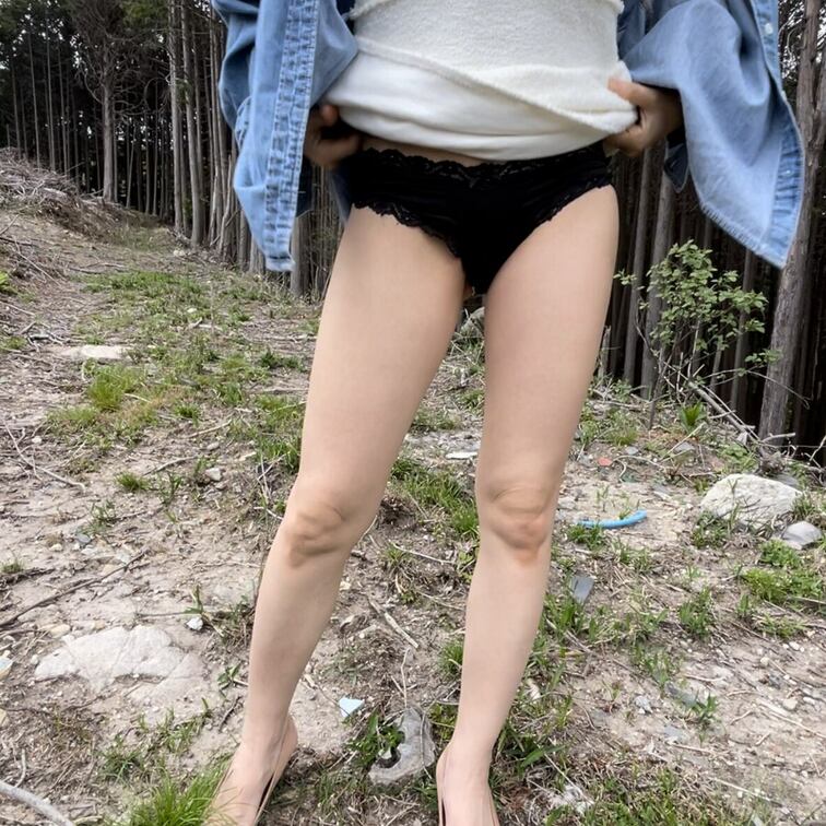 野生にかえる美人妻❤️ 

都会を風切って歩く姿と野外聖水放尿おしっこのギャップと放尿音がたまらない❤️

超ミ