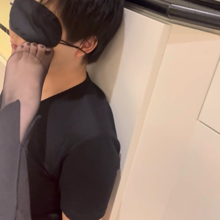 化粧品メーカー勤務のOL様に仕事終わりの蒸れたパンストで顔を蹴られたり、あそこを踏まれながら罵倒されてます

綺麗な