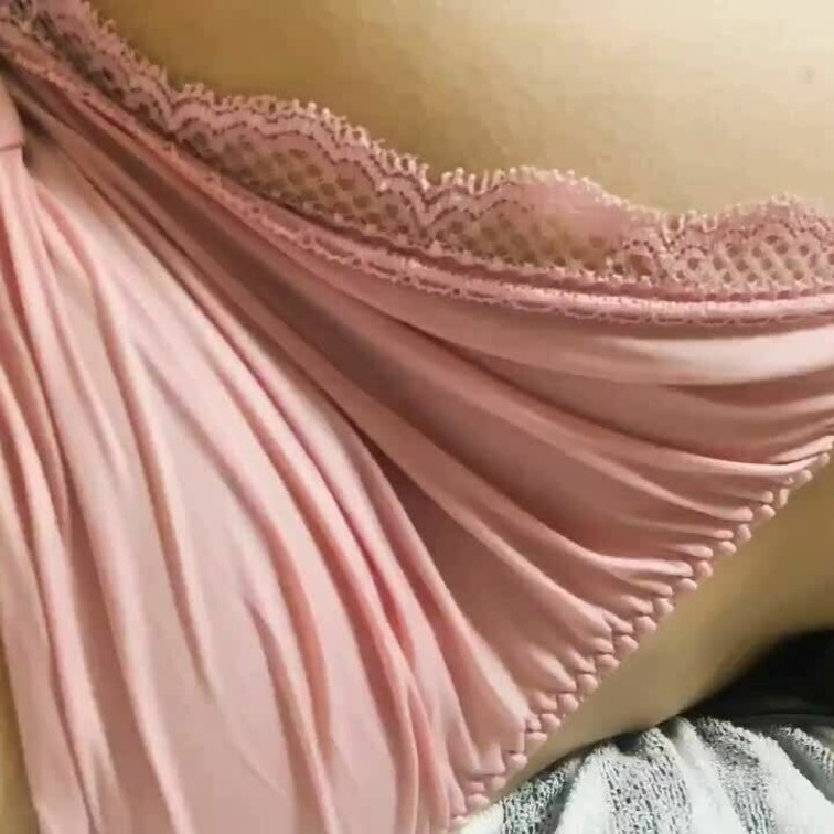 女の子の寝起きの屁はクサイ。