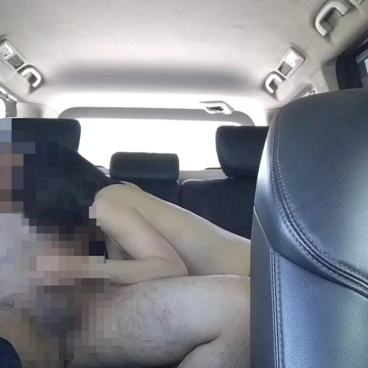 緑◯丘公園の駐車場で妻と他人棒がイチャイチャ愛撫や乳首責めされてから妻が他人棒を丁寧にフェラしていた様子をご覧下さい。