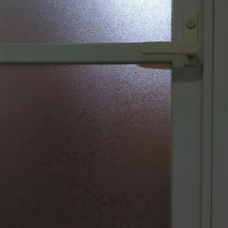 悪友と妻が密会した時に浴室での様子を撮影してくれました。
浴室の中で何をしてるのか想像しながらご覧下さい。