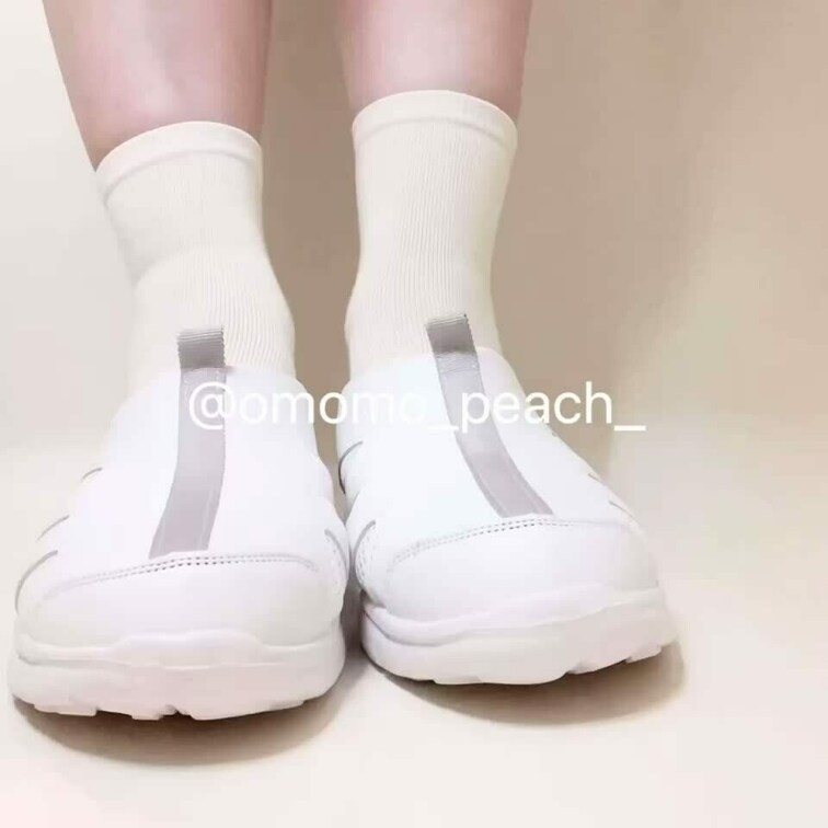 ***成人済み素人女性によるコスプレ演出です***
【レトロなコスプレでおもらし】
休み時間にトイ レに行きそびれた