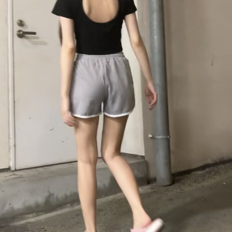 これがこうで、こう。
深夜のコンビニにえちえち私服で同行。
若い男性の集団にジロジロ見られて想像されてたTシャツ
