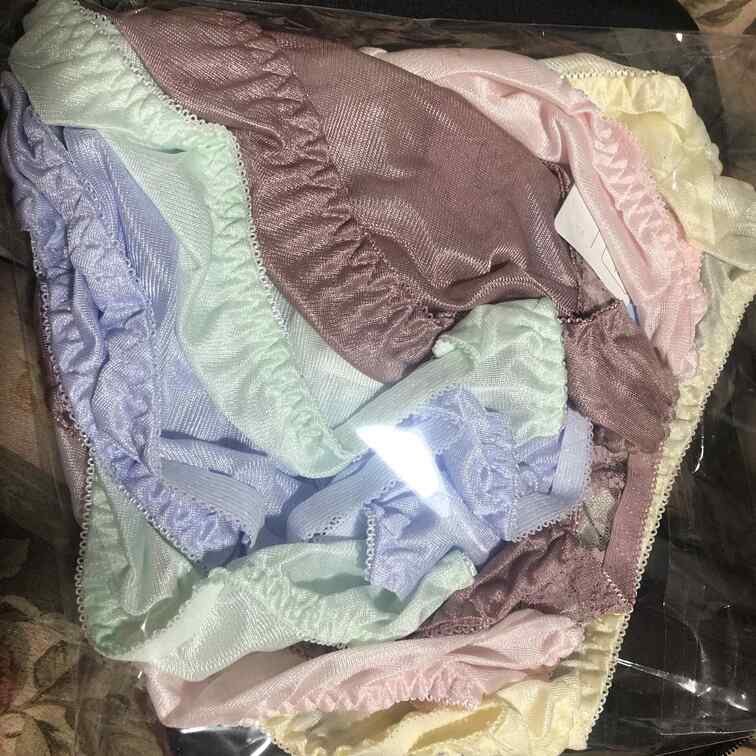 新しいパンツその2！5枚で1100円ぐらいだから見た目も安っぽい…😅
毛の処理してなくて汚いですね💦ごめんなさい😔