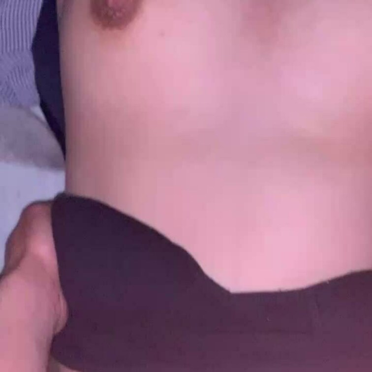 おっぱいが揺れる正常位です。