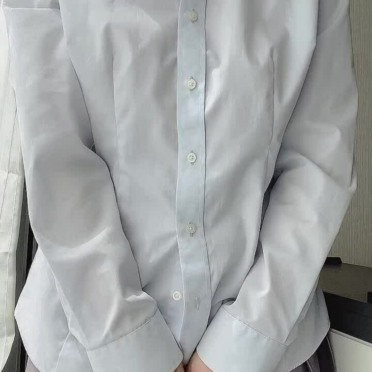 昼間、清楚な制服で...！