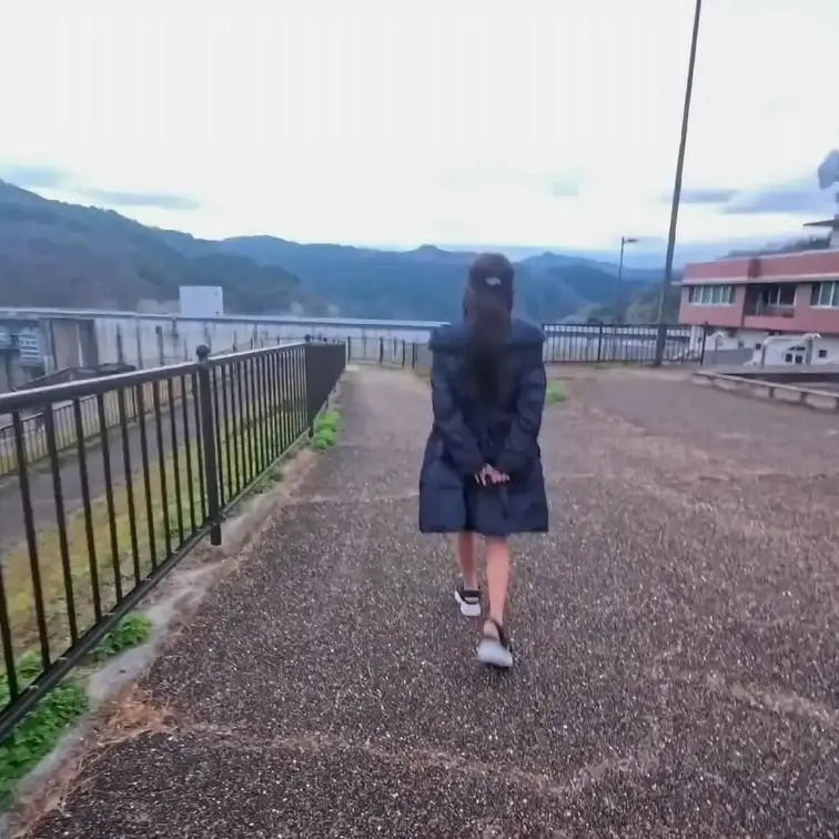 ショート動画。
ダムが見える展望所で露出散歩。