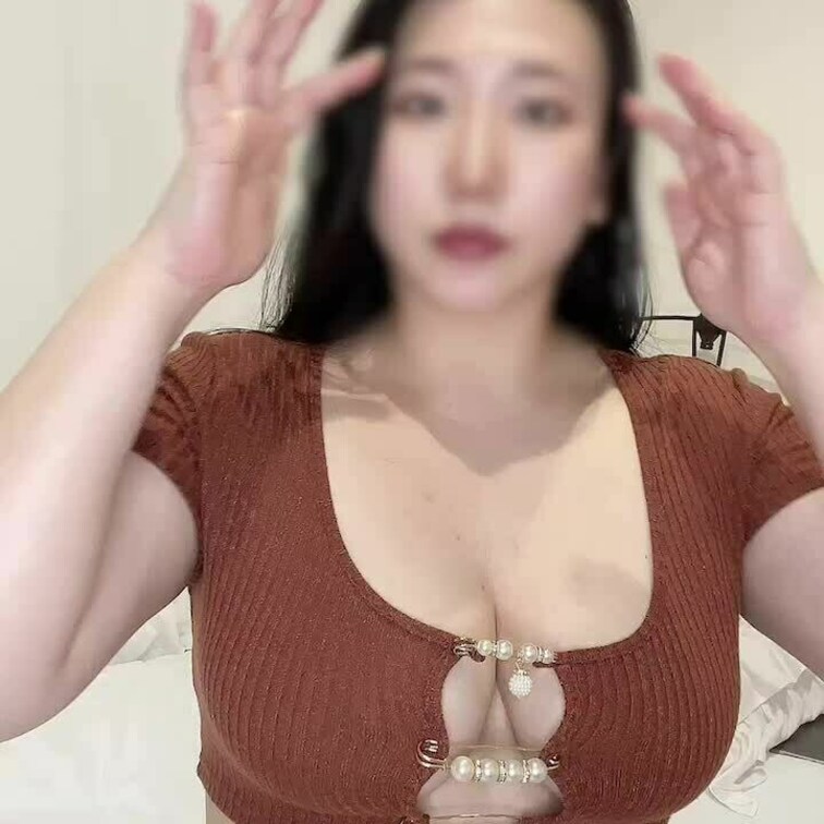 ニットからぶるるんっ‼︎と出てくるＬカップ♥️♥️♥️