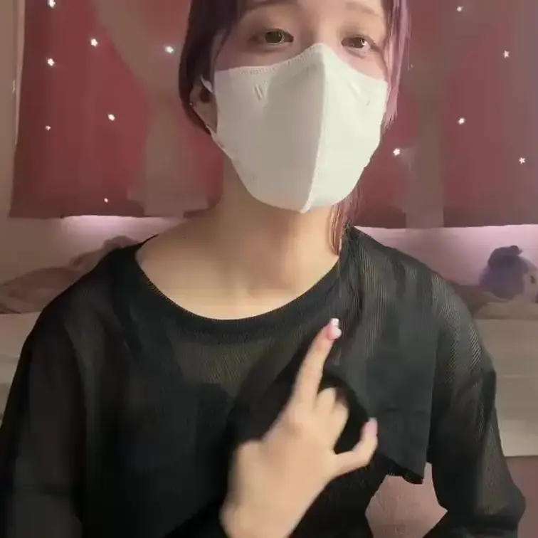 【みれい 20 歳】

みれいさんのライブ配信動画です
生ライブ配信だと、1 回の有料配信を視聴すると、おおよそ平