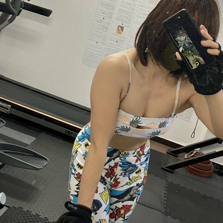 ジムに行ってはトレーニングをしつつインターバルにこういう事をしているお○○○さんです♡
人目を盗んでは露出♡露出♡