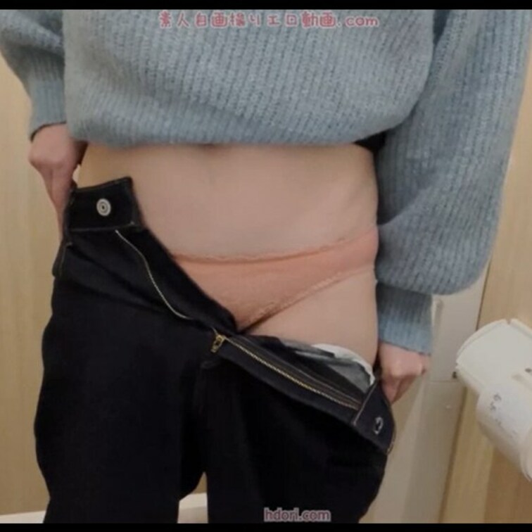 デパートのトイレでズボン脱いでみたよ♪