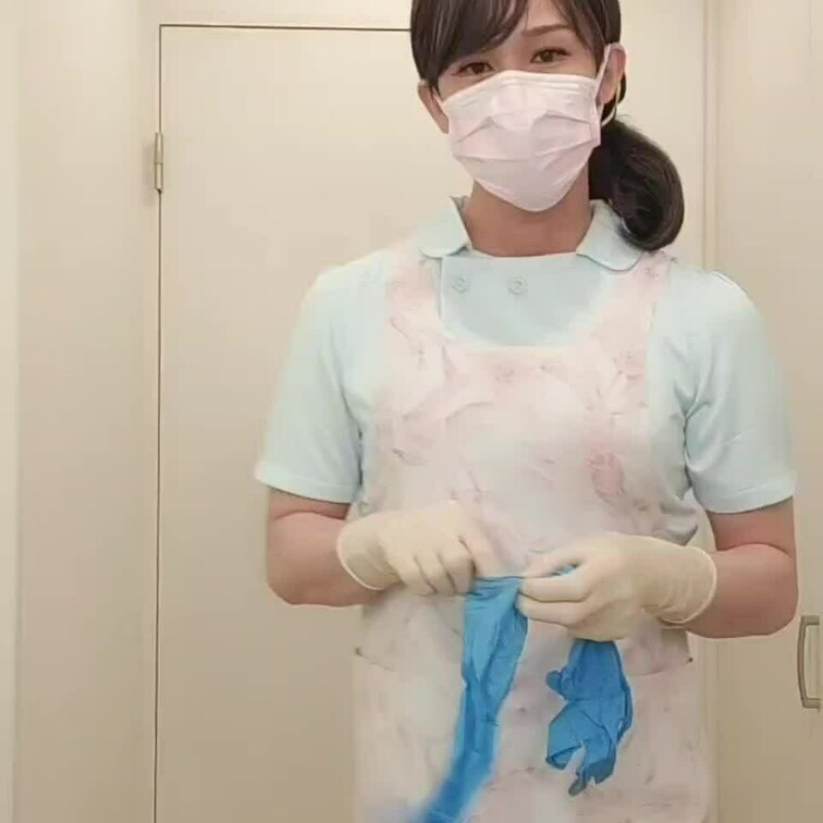 ラテックスグローブの上からブルーのニトリル手袋をはめました😊