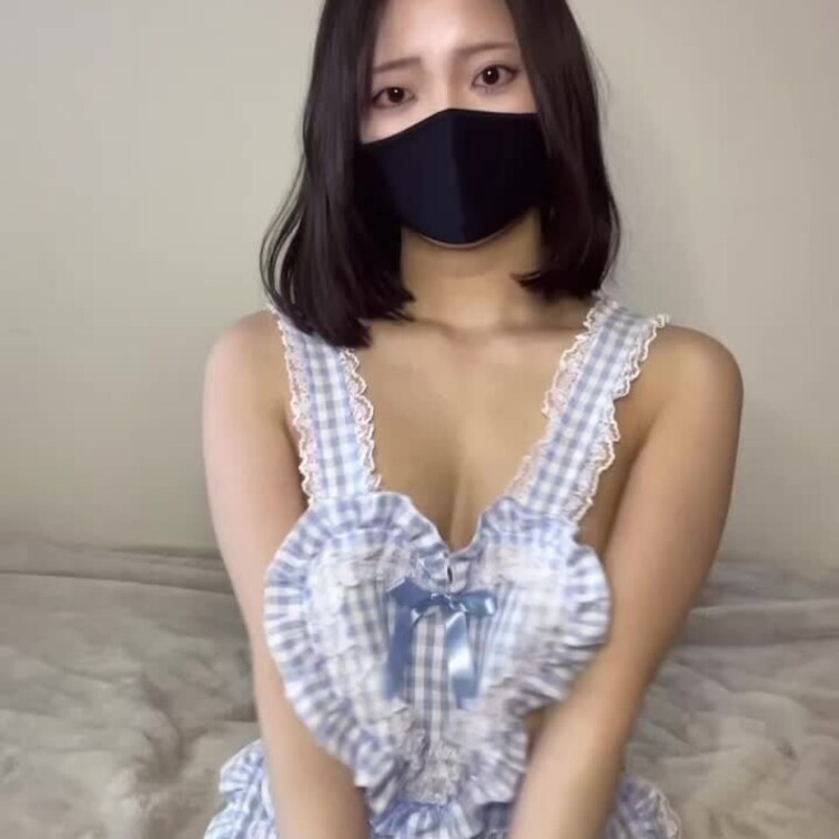 たくさん見せちゃうね

エプロンの下も……