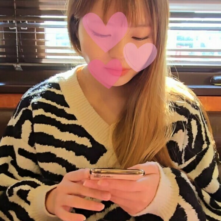 スマホケースに入れてないのでちょっとバキバキ笑 https://myfans.jp/posts/0a4c704c-e44