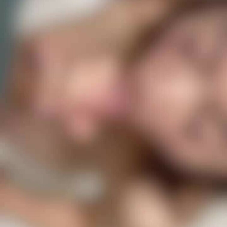 鷲掴みにして一生懸命舐めてる人妻を見る背徳感はマジで最高です。