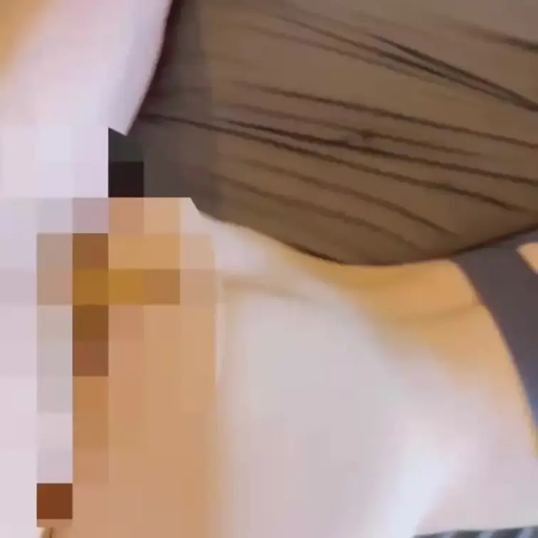 お尻が大きいから、足をめいっぱい広げて
彼のがもっと奥まで届くようにしてます

彼が腰を止めてるときも
自分で動