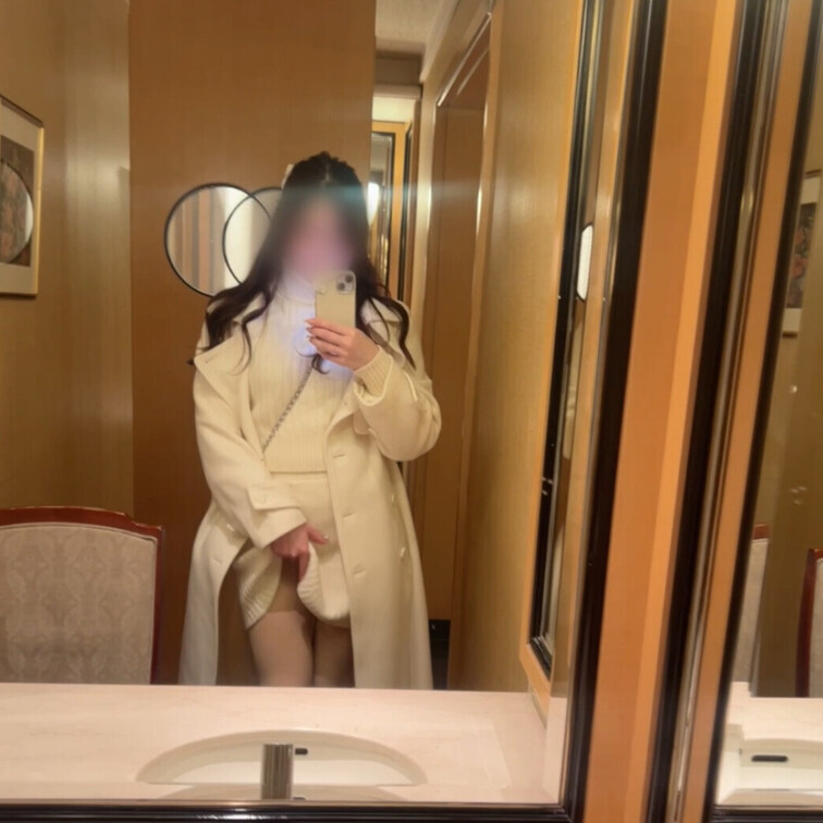 今日はスカートの中見せちゃうね🩷...でも冬はフェイクタイツ履くからあんまりパンツ見えない🥹(いじわるしてごめん♡)