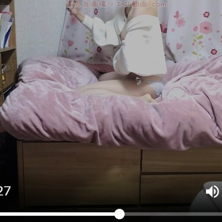 自分の部屋でエッチな自撮りしてるシーン撮影してみました☆