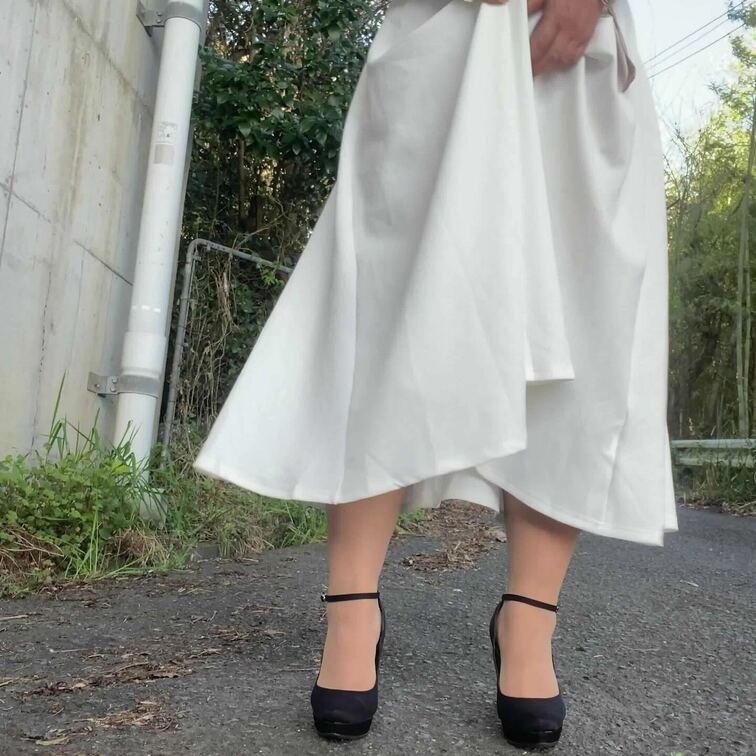 野外が涼しく気持ちいい日でした　ロングスカートめくり妻ムービー
