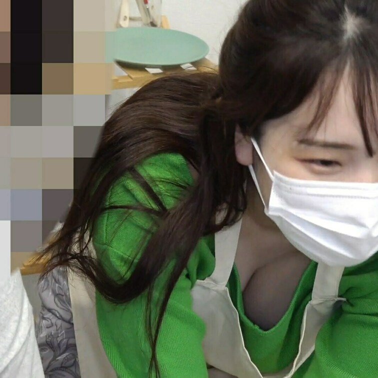 ちょい見せ。本編はこちらから→
#03【陶芸中の胸チラ】旦那の横でNTR胸チラ！美人妻のおっぱい拝み!!浮きブラ/谷間
