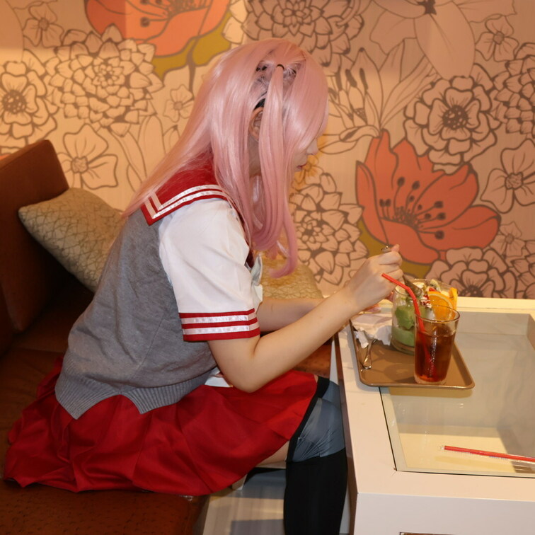 ジュジュ様
ラブホでパフェ食べてる所撮影📷