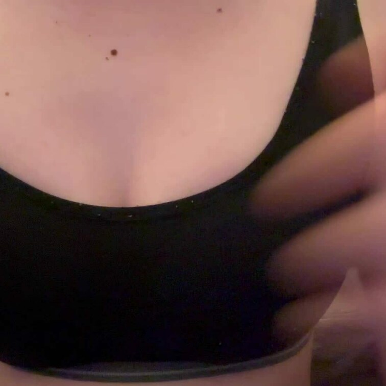 綿棒で乳首イジるとビクビクしてイッちゃう♡