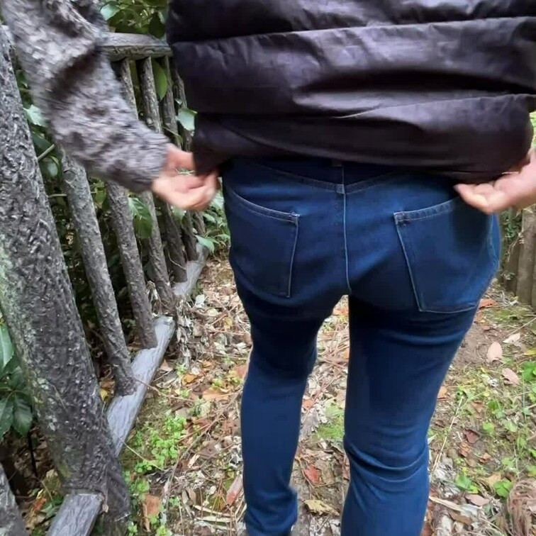 少しだけ出せそうな場所だったからさぁ^ - ^
短めですがお尻散歩🍑
思いつきでだしたのでスカートじゃないけど💦