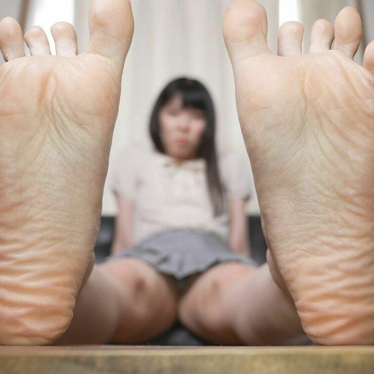 足裏屋と申します。

素人女性をSNSや街中で声をかけて出演してもらっています。

今回の女性は22歳の看護師S