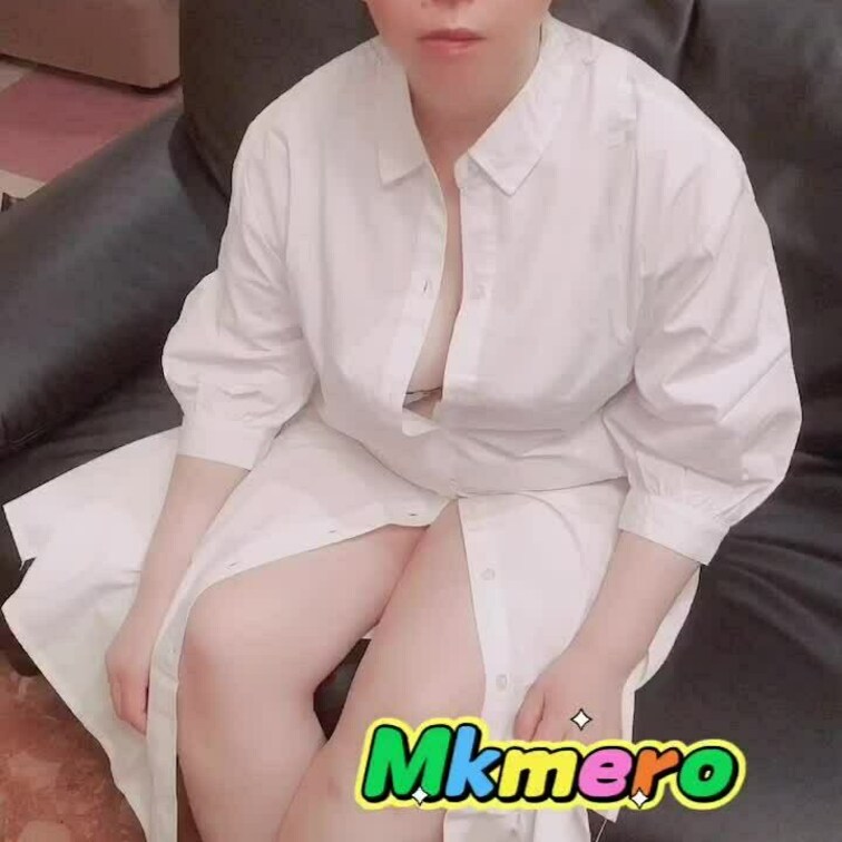 【マスク無し。素顔バージョン】
ナイトウェアを脱いで、ブラジャーとショーツ姿に。そしてブラジャーとショーツを順番に脱い