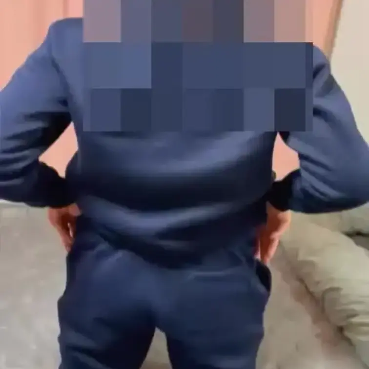 🍑チラリ～🍑アップ
を撮らせていただきました～♪

動画撮影🔰なので、まだまだ恥ずかしすぎるみたいで動きが微妙にス