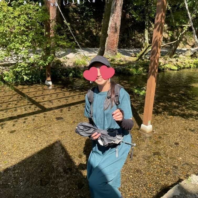 川で涼しむ実はスケベな清楚妻の彩華。