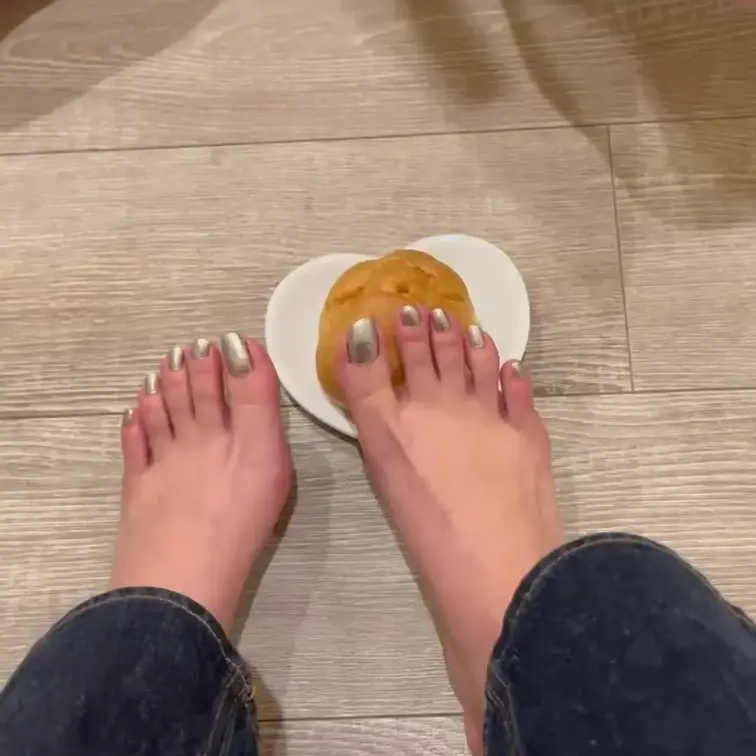 初めてのフードクラッシュ‎🤍

マゾが全部食べるって言うからやってみたよ🥹

ぐちゃぐちゃにされた食べ物を足で食