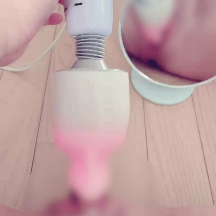 電マ＋アタッチメントでオナニーしました。
いつも必ず吹いてしまいます…
鏡を前に置き、自分のを見ながら沢山吹いてると