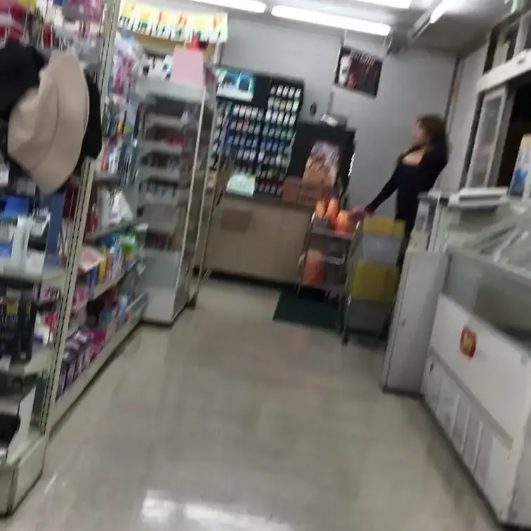 透け衣装㊙️でコンビニ🏪買い物‼️