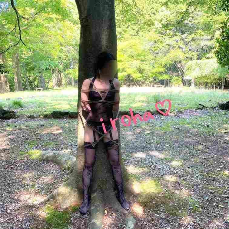 木に縛り付けられちゃった…

この格好では人が来てもすぐには逃げられないし、すごくドキドキしました♡