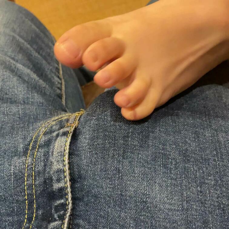 次に足コキです！ よく足小さいって言われます笑