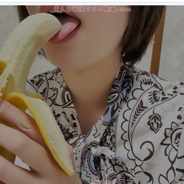 バナナをエッチに舐めてみました♪